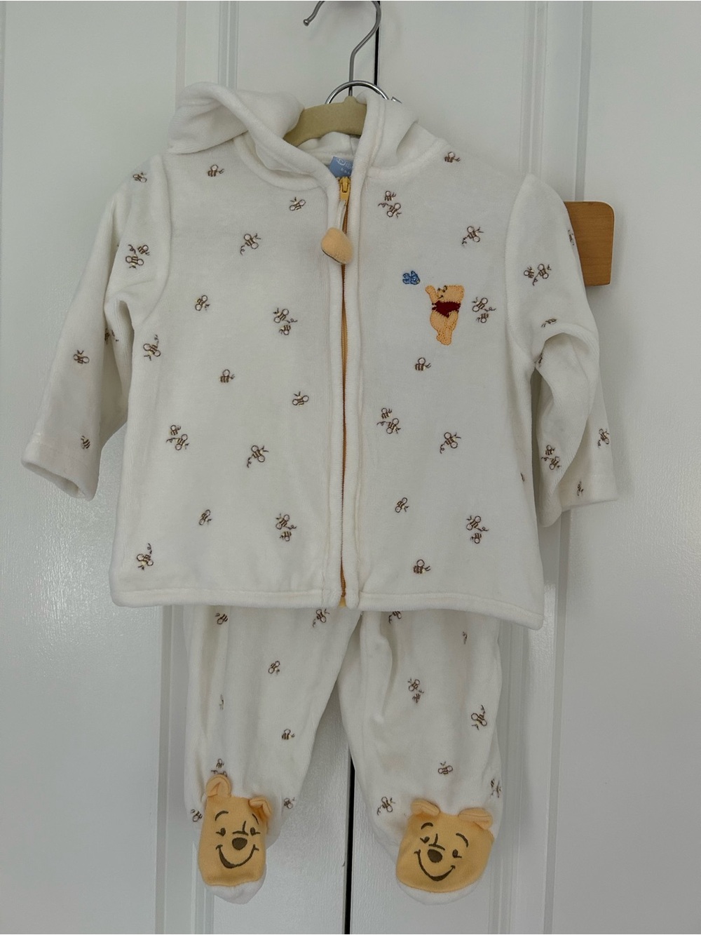 Disney Baby velour set pants and hoodie Winnie the Pooh bumble bees NWOT 9 month